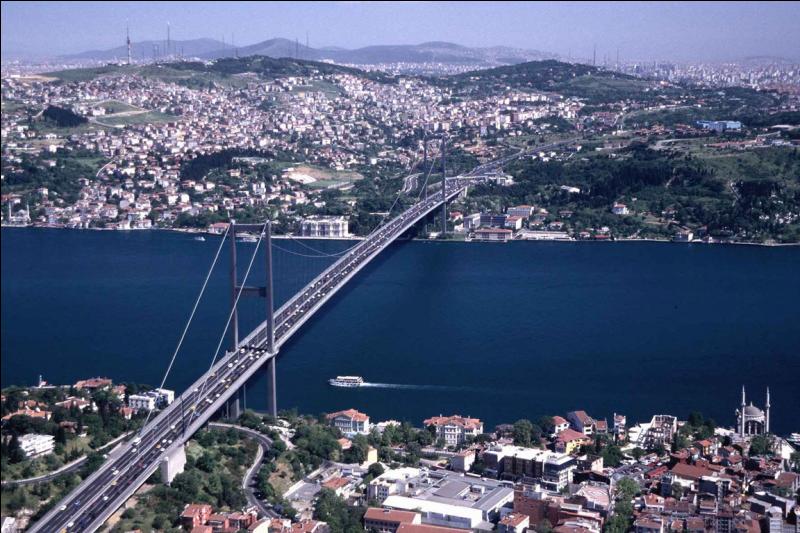 Istanbul, la plus grande ville de Turquie, est située à la fois en Europe et en Asie de par sa localisation des deux côtés d'un détroit séparant les deux continents. Mais quel est ce détroit ?