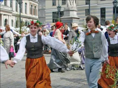 Comment appelle t-on une femme vivant en Lettonie ?