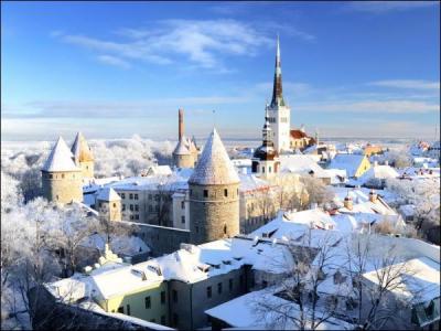 Combien l'Estonie, le plus occidentalisé des pays baltes, compte-il d'habitants ?