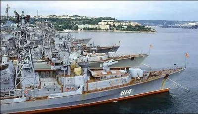 Quelle municipalit ukrainienne disposait t-elle d'un statut particulier puisqu'au mme titre que la capitale Kiev, elle tait indpendante du pouvoir des rgions administratives jusqu'au dtachement de la Crime de l'Ukraine ?