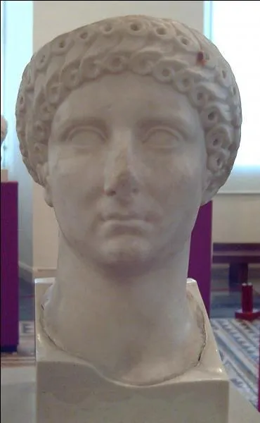 De qui Agrippine est-elle la soeur ?