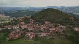 Nous partons  la dcouverte de la commune Puydmoise de Usson. Classe parmi les Plus Beaux Villages de France, elle se situe en rgion ...