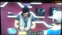 Dans la saison 2, comment s'appelle le pianiste qui est en fait son pre ?