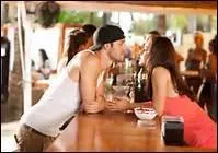 De qui tombe-t-il amoureux aprs avoir dans avec elle  plusieurs reprises ?