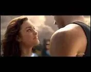 Pourquoi Emily veut-elle faire partie de The MOB ?