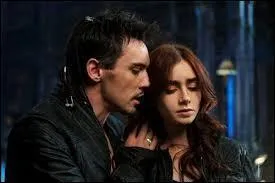 Quel mensonge invente Valentin afin de briser le coeur de Clary ?