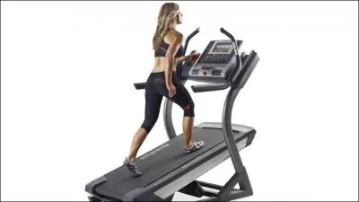 Plus on approche des caisses, plus le plancher est légèrement incliné vers le haut.