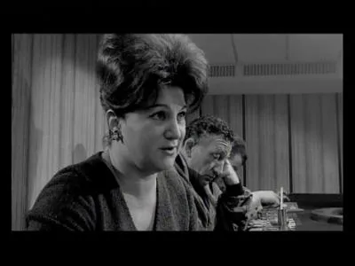 Honneur aux dames : Mme Mado explique ses problmes de trsorerie par deux causes principales, qui sont :