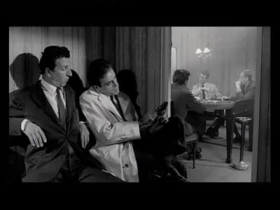 Pendant que ces messieurs-dames parlent affaires, les deux repasseurs causent soufflant :  Pascal (Venantino Venantini) possde le p'tit dernier de chez [ ... ].  