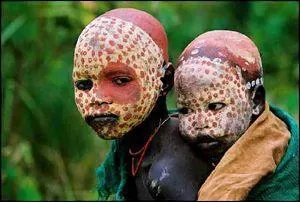 Des enfants de la vallée de l'Omo avec leurs magnifiques peintures corporelles. Mais où coule le fleuve ayant donné son nom à la vallée ?