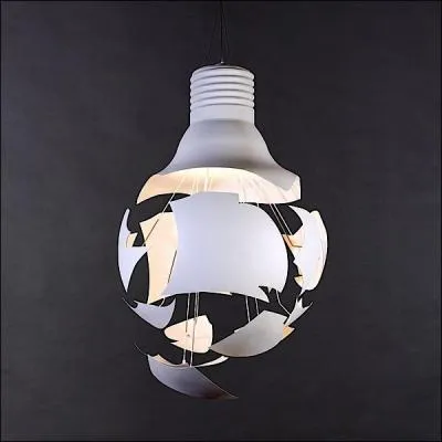 Les ampoules éclatent et diffusent une toute nouvelle luminosité entre les jeux d'ombre et ceux de la lumière pour créer une atmosphère sortant de l'ordinaire. Qui est cet artiste norvégien interprétant les objets ?