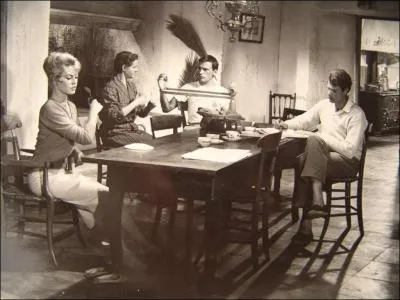 Dans 'Et dieu crea la femme', o travaillent les deux frres, tous deux amants de Juliette (Bardot)?