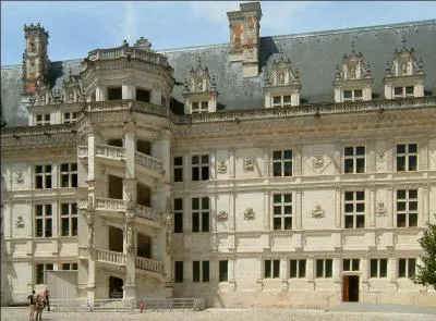 Construit sur la rive droite de la Loire, ce chteau fut la rsidence prfre des rois de France pendant la Renaissance. Au centre de l'aile Franois 1er, on peut admirer un original escalier  vis. Ce chteau royal est celui de :