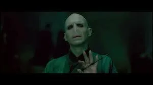 Quel objet le sauve quand le sortilge de mort qu'il lance  Harry se retourne contre lui ?