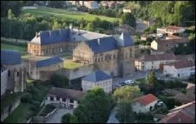 Nous survolons la ville de Cons-la-Grandville. Dans quel pays sommes-nous ?