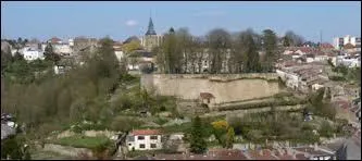 Je vous emmne visiter la ville de Longwy. Connue pour ses maux, elle se situe ...