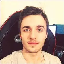 Combien fait-il de vidos par semaine ? (sans compter celle qu'il fait le lundi ou le mardi.)