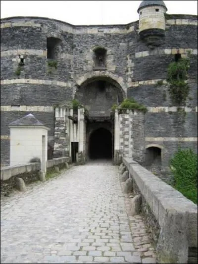 Quel chteau, rput comme le plus imprenable de France, ne fut pris qu'une seule fois... et par seulement trois hommes ?