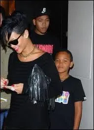 Elle a 2 frres, 2 demi-surs et 1 demi-frre :