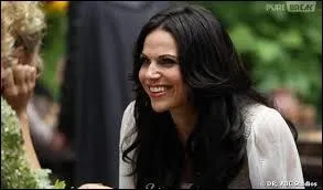 Cette belle et jeune femme fait-elle partie de Disney Channel ?