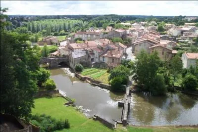 Dans quel pays peut-on visiter la ville de Parthenay ?