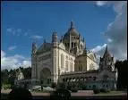 Quelle ville normande, situe dans le pays d'Auge, abrite une basilique mondialement connue, consacre  sainte Thrse ?
