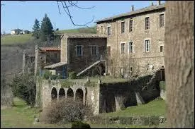 Dans quel dpartement est situ Sainte-Croix-en-Jarez, pittoresque village constitu d'anciens ermitages transforms en habitations ?
