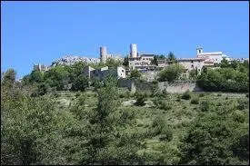 Comment s'appelle ce village du dpartement du Var, situ  1097 mtres d'altitude face aux monts de Canjuers, qui conserve une enceinte dfensive et l'glise romane Saint-Nicolas ?