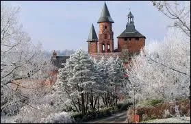 A quelle roche, le pittoresque village de Collonges-la-Rouge, situ entre Limousin et Quercy en Corrze doit-il sa couleur typique ?