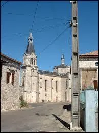 Nous sommes dans les rues de la commune midi-pyrnenne de Vaylats. Nous nous situons dans le dpartement ...