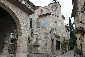 Nous dambulons dans les rues de la commune Vauclusienne de Viols. Nous sommes donc en rgion ...