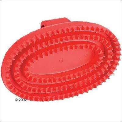 On applique l'étrille en faisant...