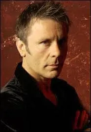 C'est un chanteur très connu en Grande-Bretagne. En plus d'être le chanteur du groupe de métal qui se nomme Iron Maiden, il est aussi pilote. 
Qui est-il ?