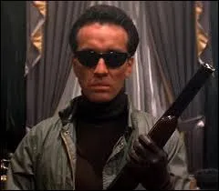 A part quand cet homme tue Tony Montana, on le voit aussi tuer...