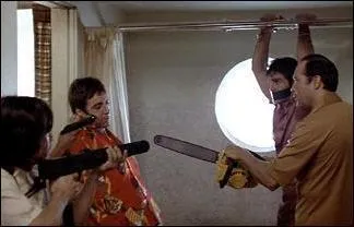 Durant la  scne de la trononneuse , Tony perd...