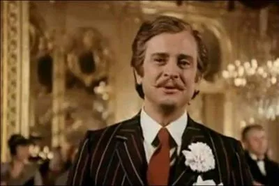 =| : -) Nous le rencontrerions peut-tre dans le rle du gentleman cambrioleur, il porte :