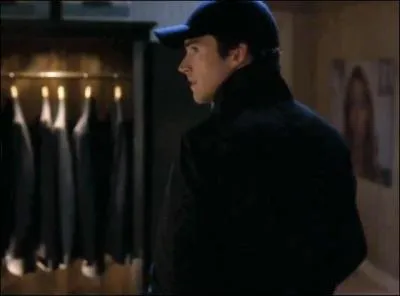 Vers l'pisode 12/13, on dcouvre le visage d'une personne dans le suppos repaire de -A, portant un sweat noir, qui est-ce ?