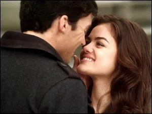 Avec qui Aria sort-elle ?