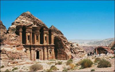 Sur combien de continents le Proche et le Moyen-Orient sont-ils localisés dans leur définition traditionnelle ?