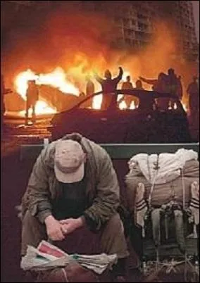  Encore un jour se lve sur la plante France... Encore une soire o la jeunesse France, elle va bien s'amuser puisqu'ici rien n'a de sens. Alors on va danser, faire semblant d'tre heureux pour aller gentiment se coucher mais demain rien ira mieux . Qui chante  Jeune et con  ?