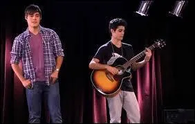 Complter les paroles de  Verte de lejos  :  Puedo vivir como en un cuento si estoy contigo ...  