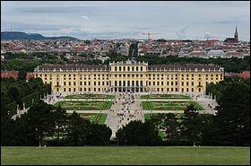 Le chteau de Schnbrunn est celui dont le nom fait immanquablement penser  Sissi puisqu'il tait sa rsidence d't. Dans quelle capitale europenne pouvez-vous l'admirer ?