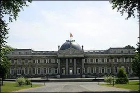 Au nord de Bruxelles le chteau de Laeken est la rsidence officielle de l'actuel souverain belge. Comment se prnomme ce roi ?