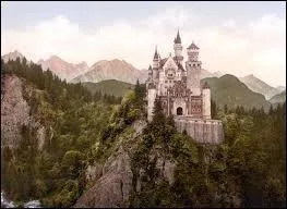 C'est Louis II, roi connu pour son excentricit, qui fit construire le chteau de Neuschwanstein au cours du XIXe sicle. Ce chteau, le plus clbre d'Allemagne, se trouve :