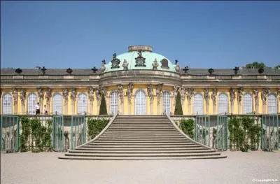 Ce palais tait la rsidence d't du roi de Prusse Frdric II. Construit dans le courant du XVIIIe sicle, on peut le visiter  Potsdam, prs de Berlin. C'est le palais de...