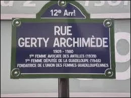 'Pataphysique. Compltez l'nonc de cette loi universelle :  Tout corps plong dans un liquide...