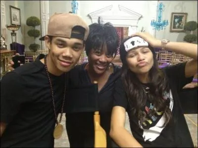 Quel est le nom de famille de la brune ?