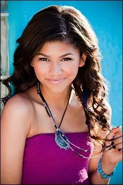 Comment s'appelle l'actrice qui joue le rle de la brune ?