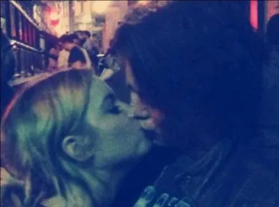 Pourquoi Hanna et Caleb restent-ils coincs ensemble sous la douche ?