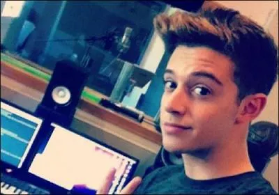 Qui est le garon sur la photo ?